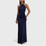 Klara – Curvy-silhuetti silkki mekko, jossa on halterneck