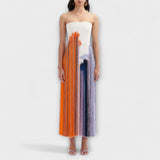 Elegante vestido com blocos de cor e franjas trendy