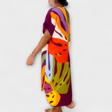 Värikäs lehtikuvioinen rento mekko