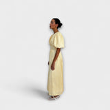 Vestido maxi amarelo com design arejado
