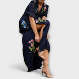 Elegantti tummansininen mekko kukkakirjonnalla