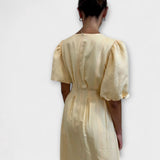 Vestido maxi amarelo com design arejado