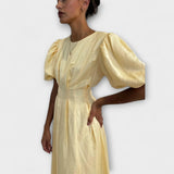 Vestido maxi amarelo com design arejado