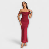Bodycon-mekko, jossa on paljaat olkapäät ja volangit